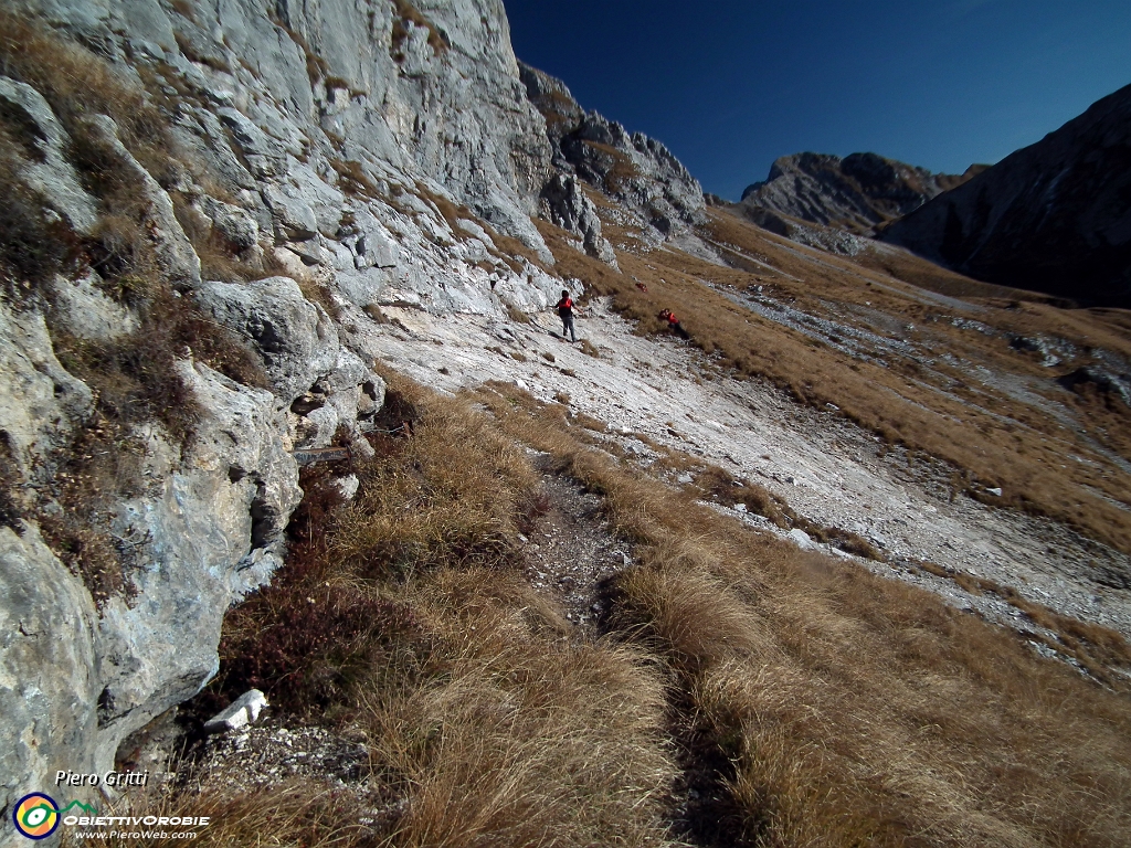 18 Sotto i contrafforti rocciosi del Pizzo Arera.JPG